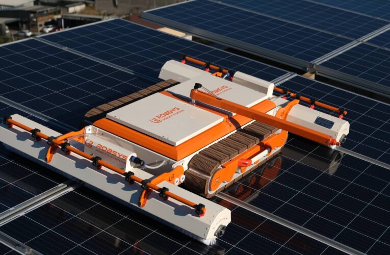 Yerli Güneş Enerjisi Paneli Temizleme Robotları Savunma Sanayinde Parlamaya Aday
